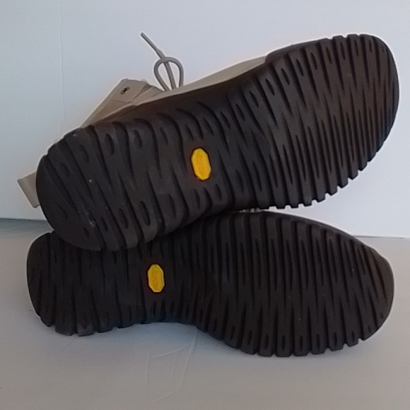 UGG Adirondack II Leather Boots - Picture 12 of 14